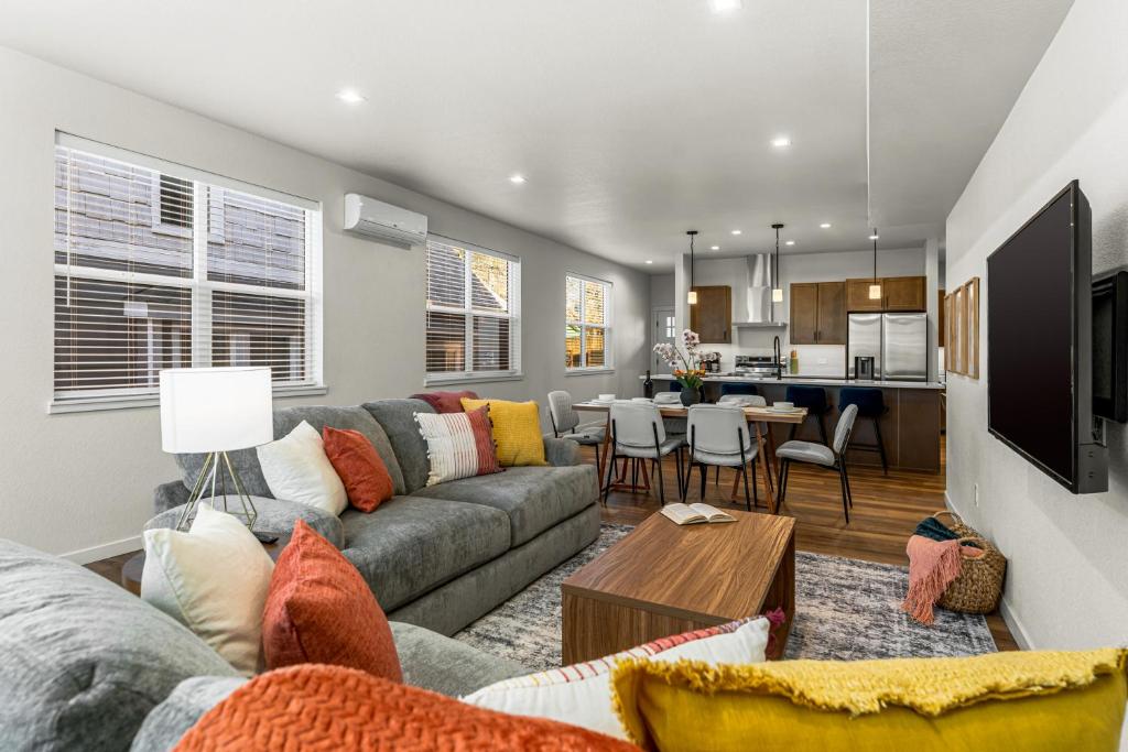 ein Wohnzimmer mit Sofa und Tisch in der Unterkunft The Downtown Duplex - Pet Friendly - NEW BUILD in Colorado Springs