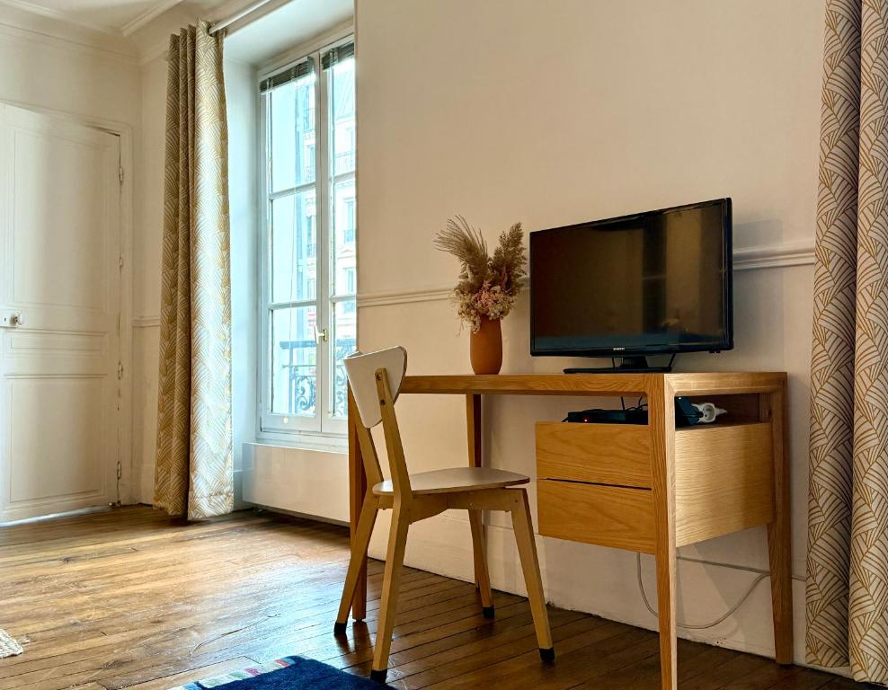 Televízia a/alebo spoločenská miestnosť v ubytovaní Center of PARIS - Gare Est / Nord