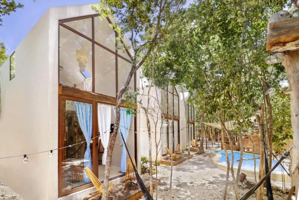 Bazén v ubytování Loft Cabins In Cenotes Natural Park Tulum nebo v jeho okolí