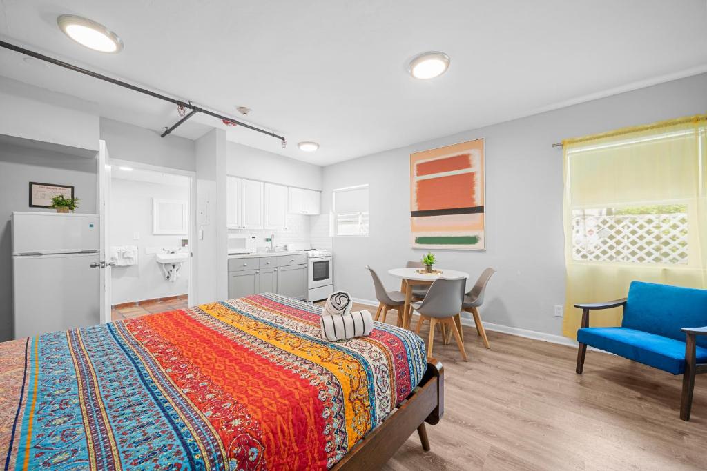 Rock Apartments by Lowkl - Superior Accessible Queen Studio Met Keuken