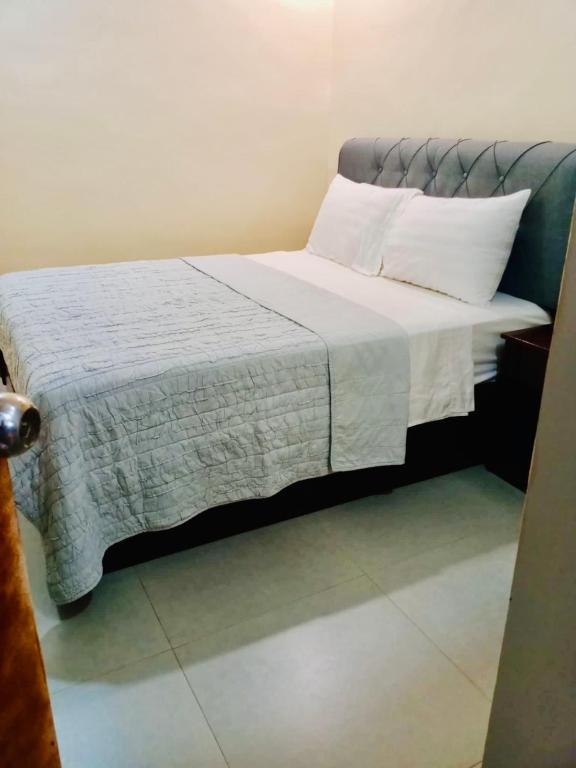 Postel nebo postele na pokoji v ubytování Serena Rooms