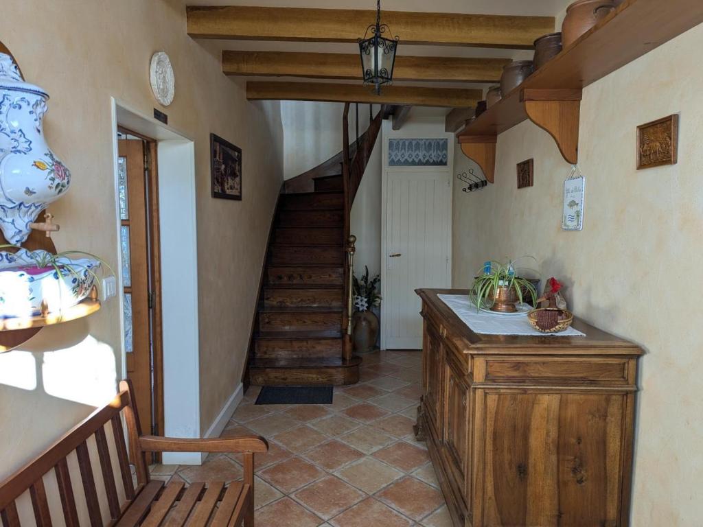 Zdjęcie z galerii obiektu Gîte familial avec jardin au bord de l'eau, terrasses, vélo, jeux, proche Charente, WiFi inclus - FR-1-653-189 w mieście Saint-Genis-dʼHiersac