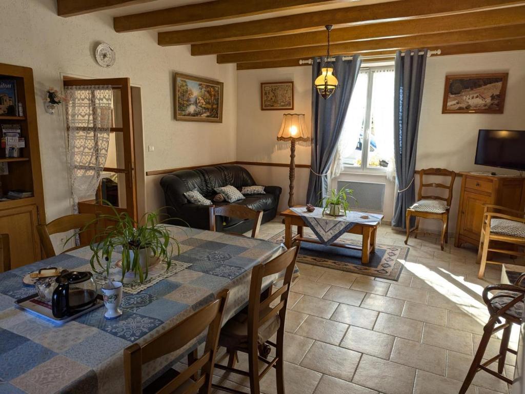 Część wypoczynkowa w obiekcie Gîte familial avec jardin au bord de l'eau, terrasses, vélo, jeux, proche Charente, WiFi inclus - FR-1-653-189