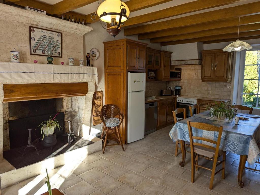 Kuchnia lub aneks kuchenny w obiekcie Gîte familial avec jardin au bord de l'eau, terrasses, vélo, jeux, proche Charente, WiFi inclus - FR-1-653-189