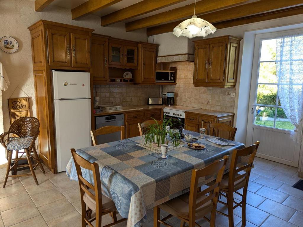 Kuchnia lub aneks kuchenny w obiekcie Gîte familial avec jardin au bord de l'eau, terrasses, vélo, jeux, proche Charente, WiFi inclus - FR-1-653-189