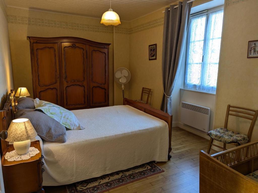 Łóżko lub łóżka w pokoju w obiekcie Gîte familial avec jardin au bord de l'eau, terrasses, vélo, jeux, proche Charente, WiFi inclus - FR-1-653-189