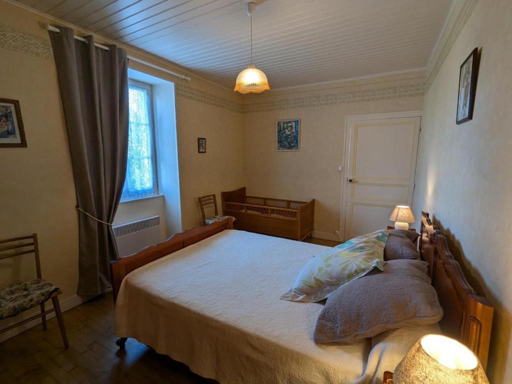 Łóżko lub łóżka w pokoju w obiekcie Gîte familial avec jardin au bord de l'eau, terrasses, vélo, jeux, proche Charente, WiFi inclus - FR-1-653-189