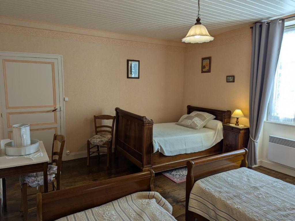 Łóżko lub łóżka w pokoju w obiekcie Gîte familial avec jardin au bord de l'eau, terrasses, vélo, jeux, proche Charente, WiFi inclus - FR-1-653-189
