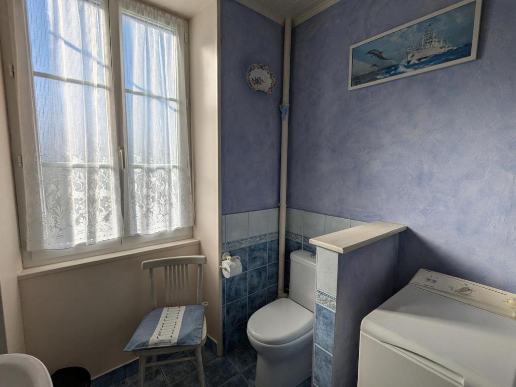 mała łazienka z toaletą i oknem w obiekcie Gîte familial avec jardin au bord de l'eau, terrasses, vélo, jeux, proche Charente, WiFi inclus - FR-1-653-189 w mieście Saint-Genis-dʼHiersac