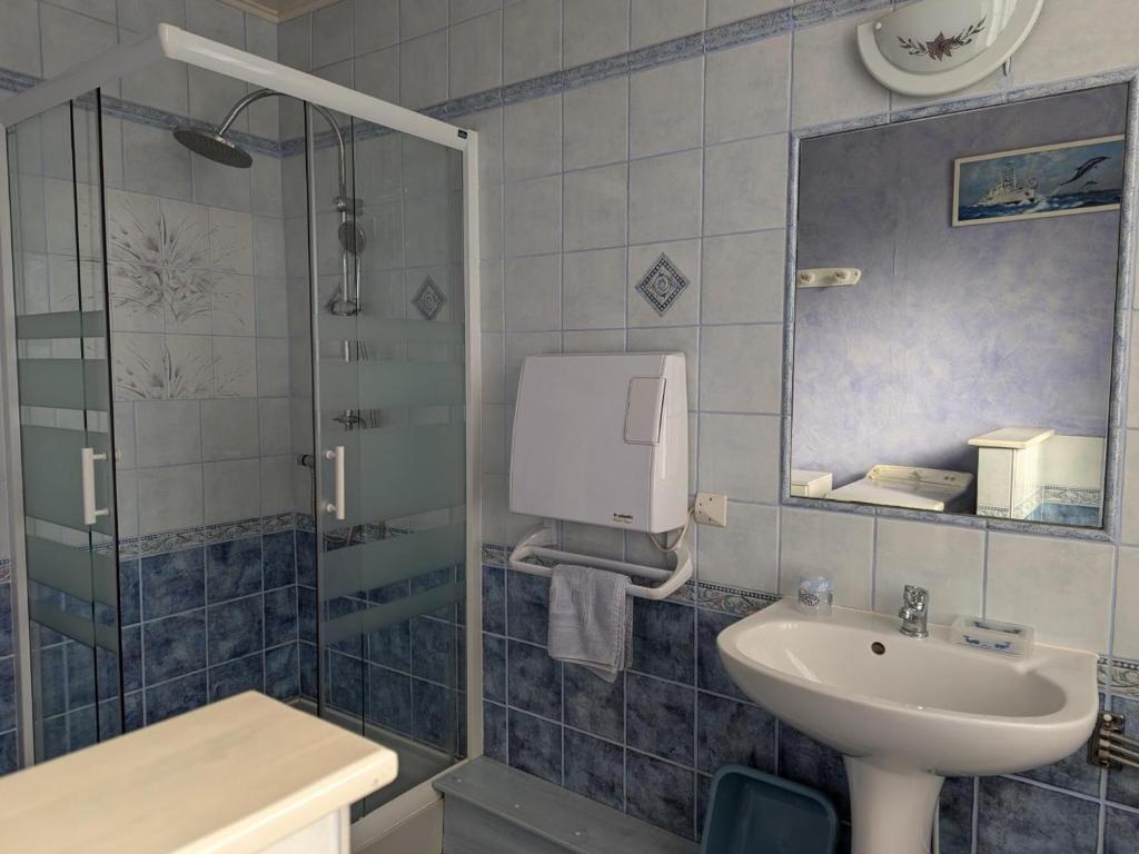 Łazienka w obiekcie Gîte familial avec jardin au bord de l'eau, terrasses, vélo, jeux, proche Charente, WiFi inclus - FR-1-653-189