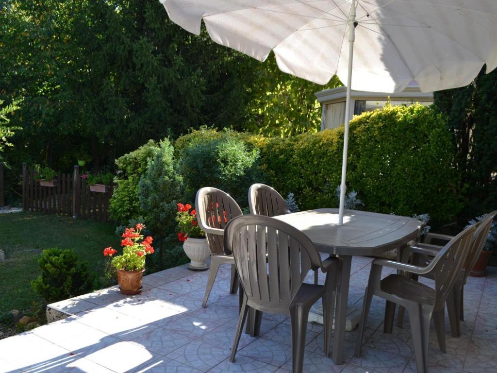 Ogród w obiekcie Gîte familial avec jardin au bord de l'eau, terrasses, vélo, jeux, proche Charente, WiFi inclus - FR-1-653-189