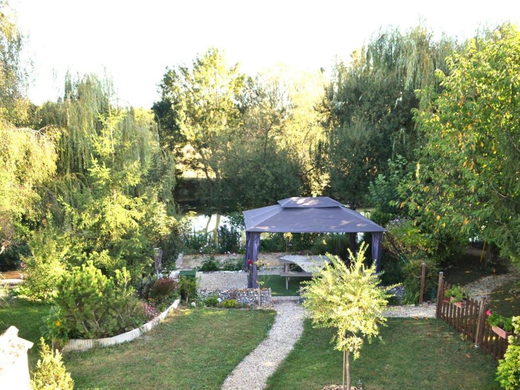 Ogród w obiekcie Gîte familial avec jardin au bord de l'eau, terrasses, vélo, jeux, proche Charente, WiFi inclus - FR-1-653-189