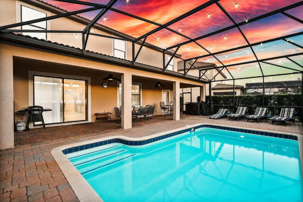 Family house w private pool & water park access
