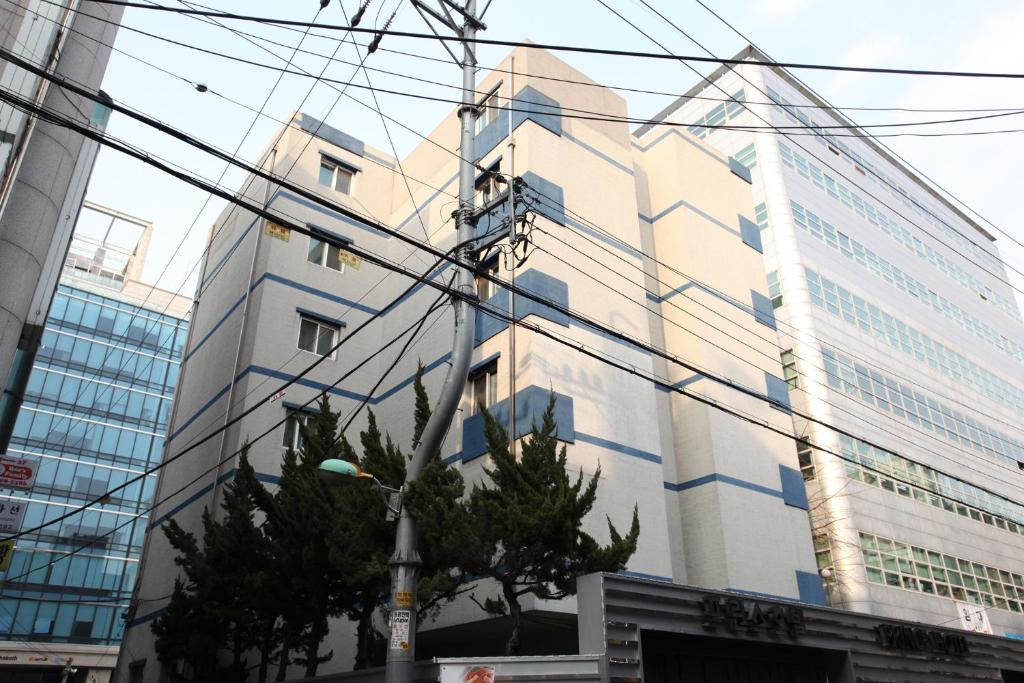 Um edifício com muitos fios à frente. em Prince Hotel em Seul