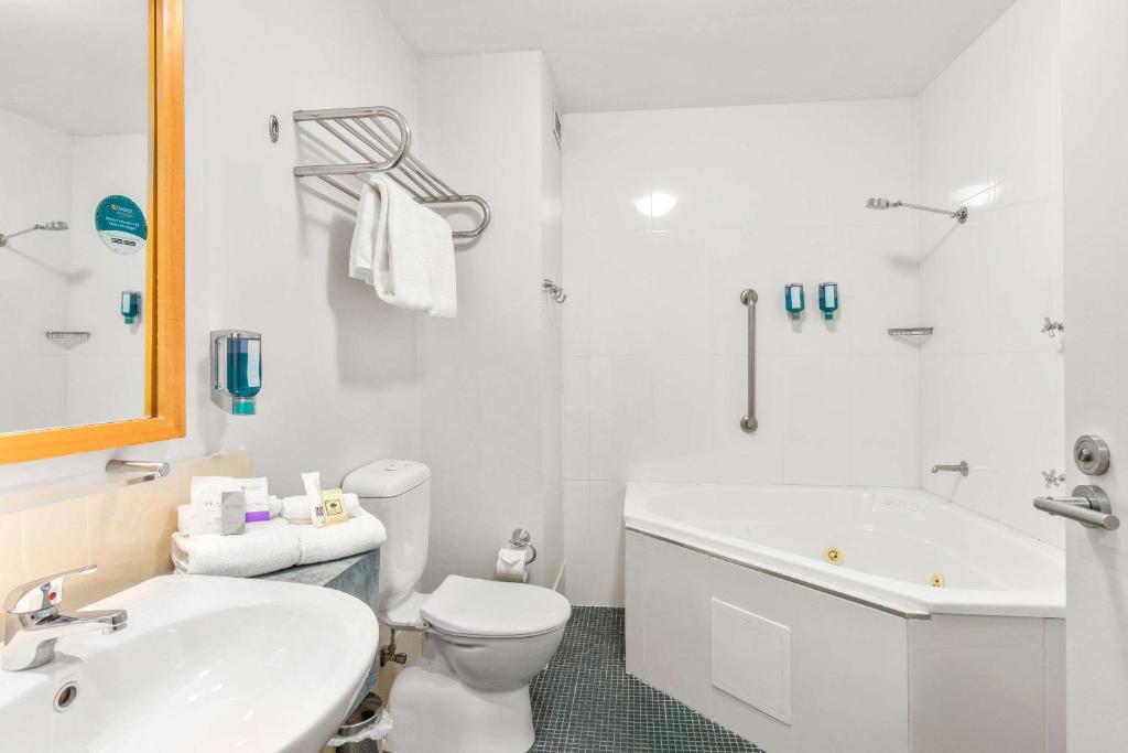 Koupelna v ubytování Quality Hotel Dickson