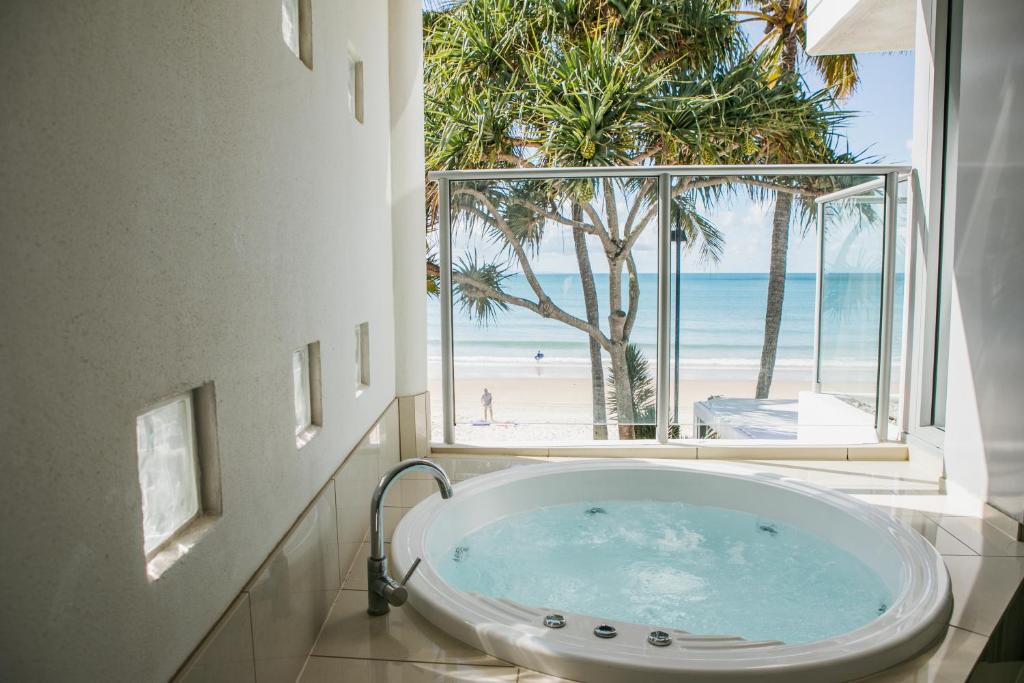 On The Beach Noosa Resort - One-Bedroom Beachfront Apartment With Spa Bath