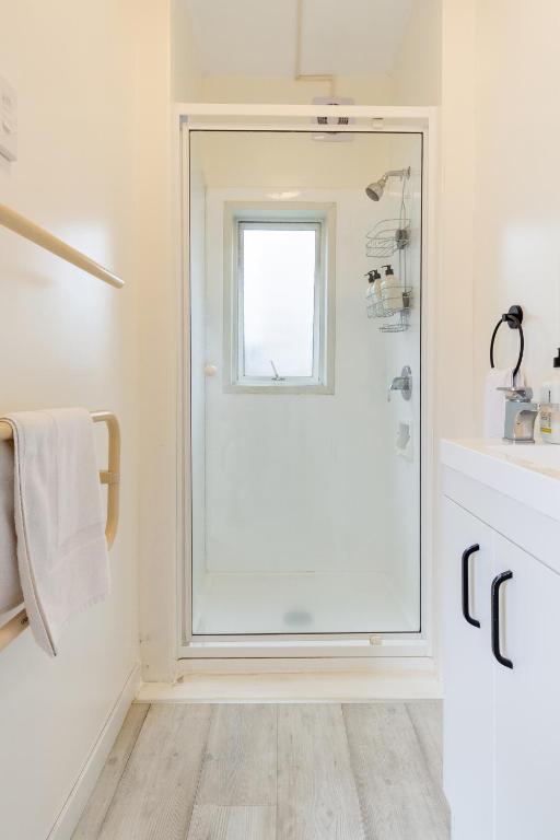 Coastal Comfort Spacious 3BR Getaway in Redcliffs - Resim 3