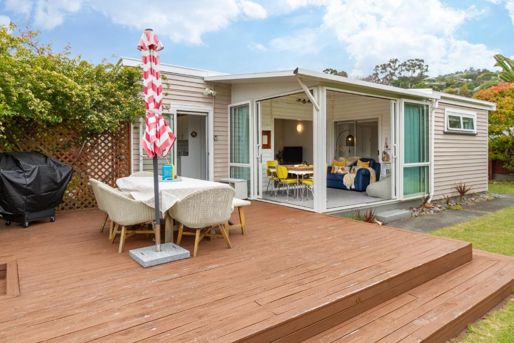 Coastal Comfort Spacious 3BR Getaway in Redcliffs - Resim 1