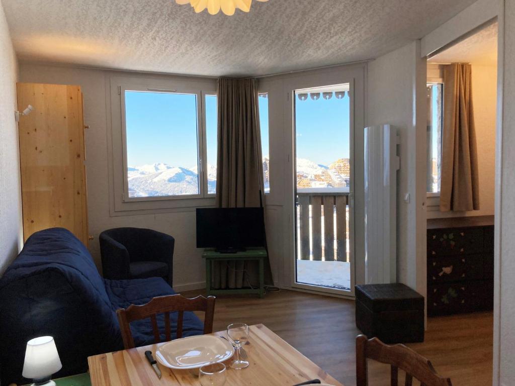 un salon avec vue sur les montagnes depuis les fenêtres dans l'établissement Confort 2 pièces sud - wifi, vues magnifiques - FR-1-634-108, à Morzine