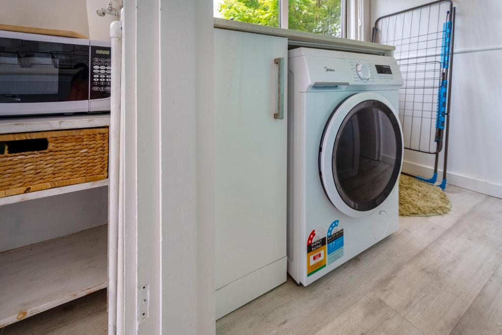 Coastal Comfort Spacious 3BR Getaway in Redcliffs - Resim 21