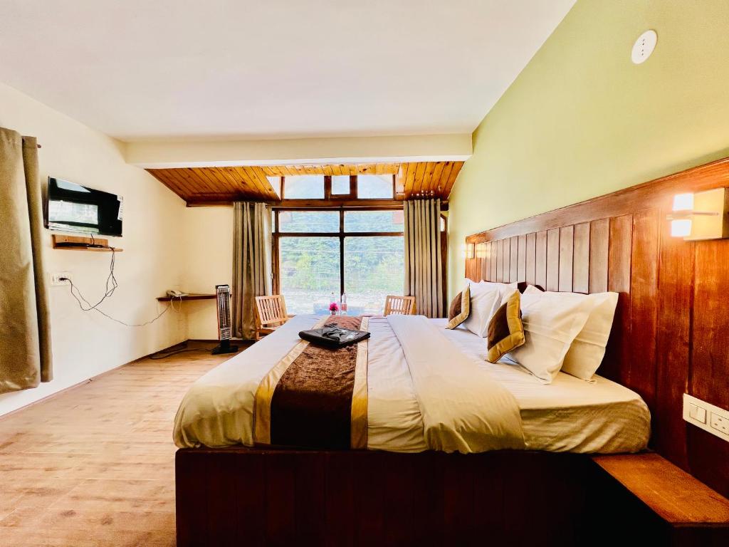Voodi või voodid majutusasutuse Hotel The Sliver land # Mountain view # River view # Near Volvo Bus Stand # Family Hotel # Open Terrace toas