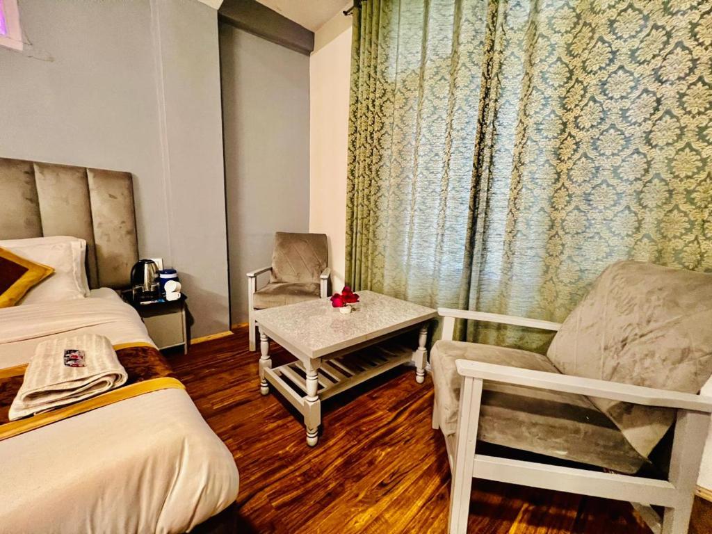 Voodi või voodid majutusasutuse Hotel The Sliver land # Mountain view # River view # Near Volvo Bus Stand # Family Hotel # Open Terrace toas