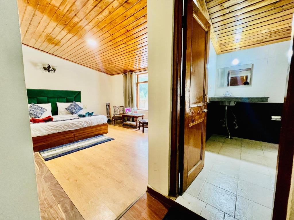 Voodi või voodid majutusasutuse Hotel The Sliver land # Mountain view # River view # Near Volvo Bus Stand # Family Hotel # Open Terrace toas