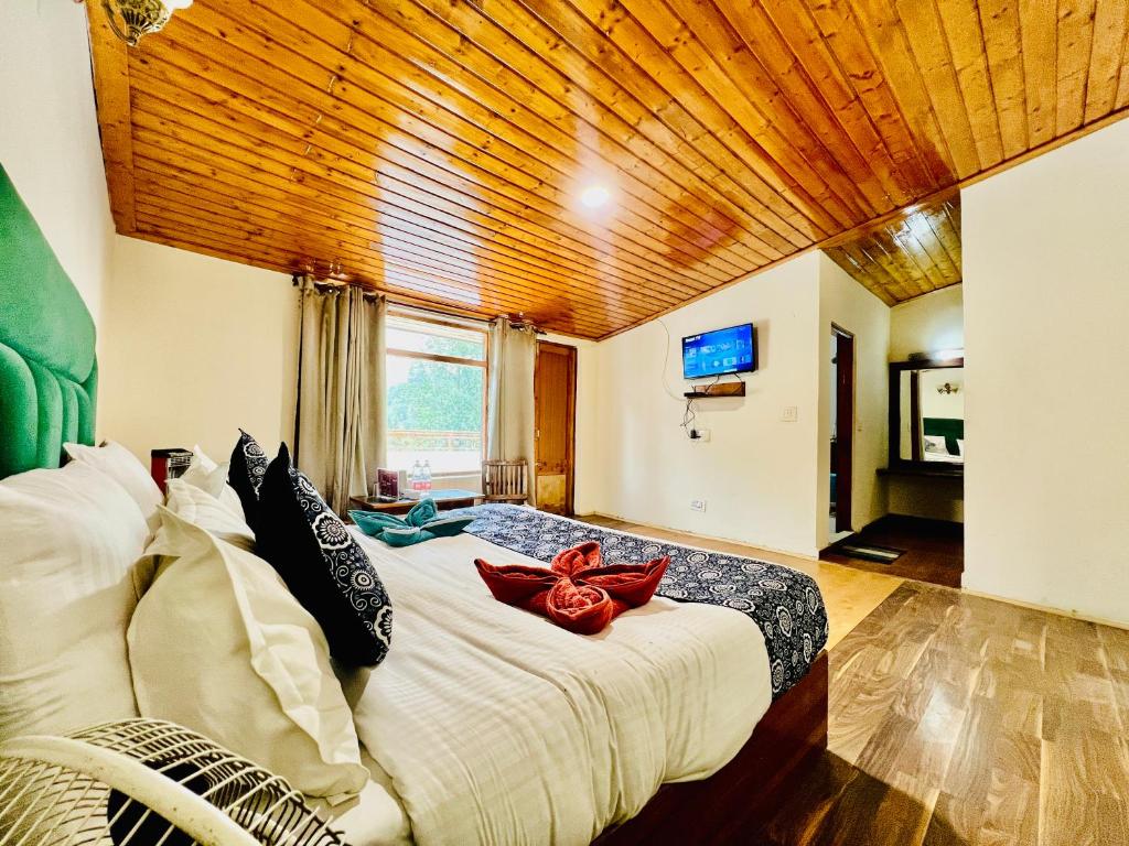 Televiisor ja/või meelelahutuskeskus majutusasutuses Hotel The Sliver land # Mountain view # River view # Near Volvo Bus Stand # Family Hotel # Open Terrace