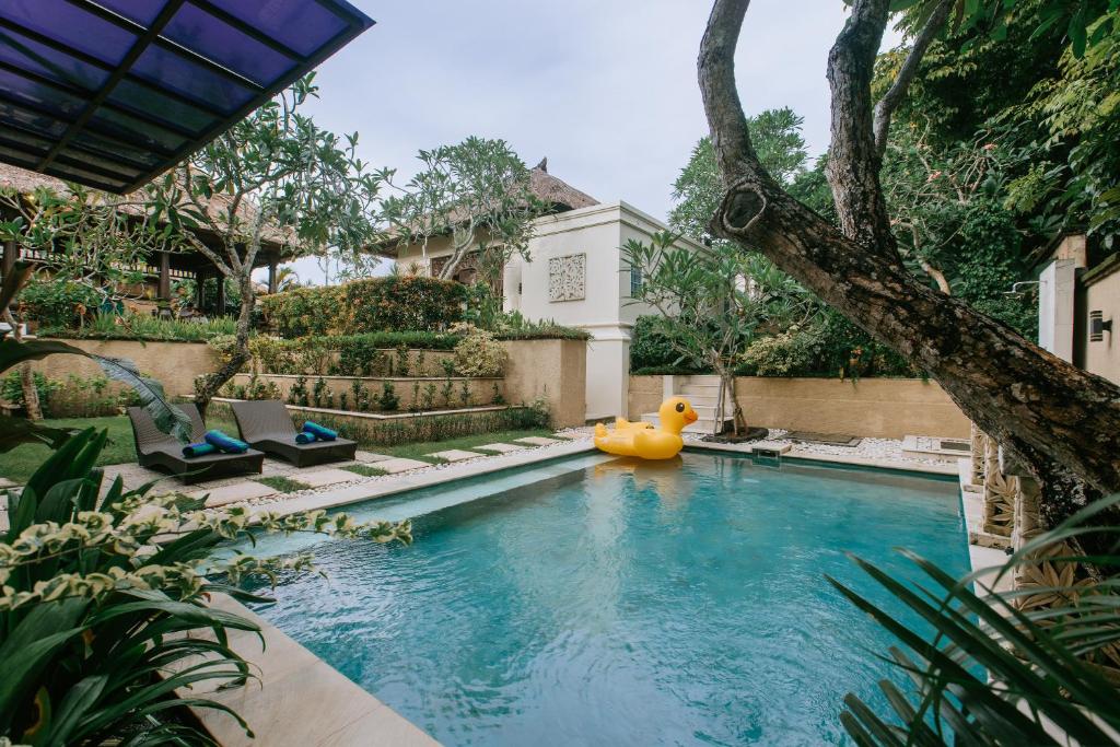 a pool with a rubber duck in the middle of a yard at Villa Anggrek Jimbaran in Jimbaran