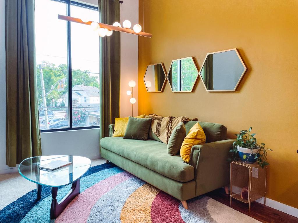 Et opholdsområde på Vintage Vibes - Minutes From The Broadway Buzz