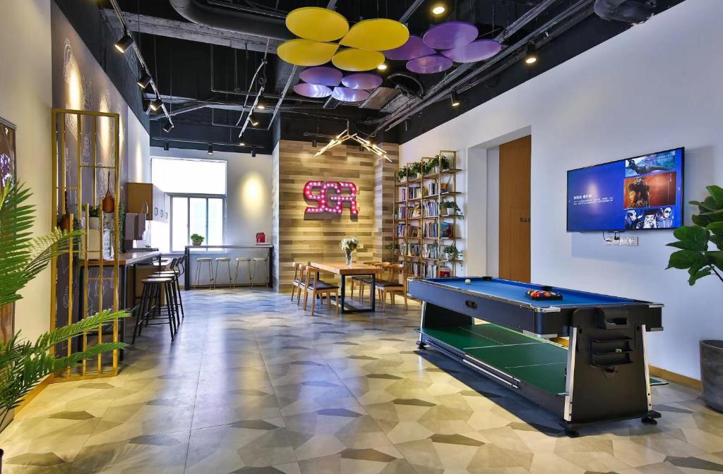 Biliár nebo kulečník v ubytování Shanghai Pengpai Art Youth Hotel