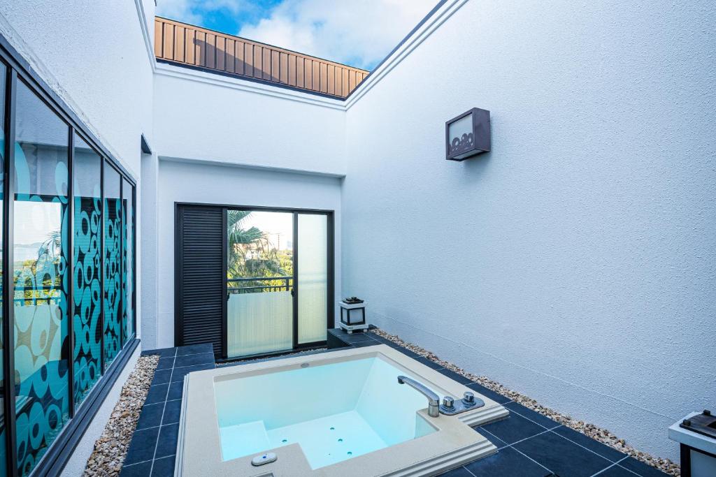 Bazén v ubytování HOTEL LOTUS Superior RESORT NRT nebo v jeho okolí