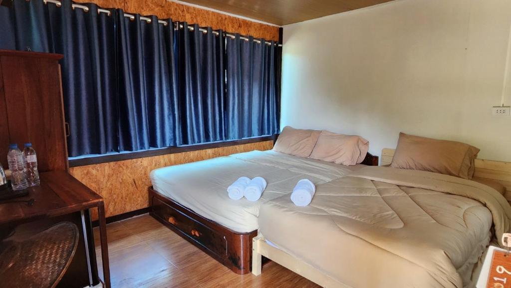 Postel nebo postele na pokoji v ubytování Bansuanphuhong Resort