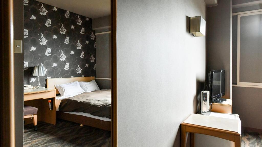 Postel nebo postele na pokoji v ubytování Okazaki Daiichi Hotel