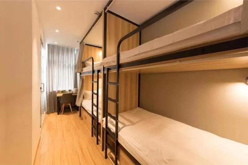Postel nebo postele na pokoji v ubytování Shanghai Pengpai Art Youth Hotel