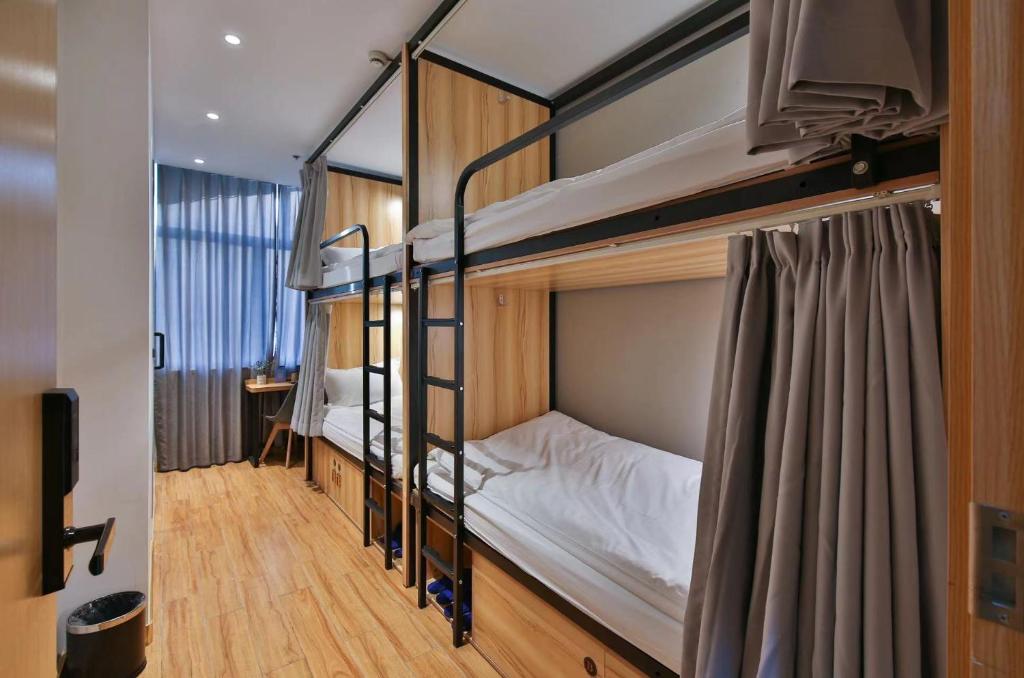 Postel nebo postele na pokoji v ubytování Shanghai Pengpai Art Youth Hotel