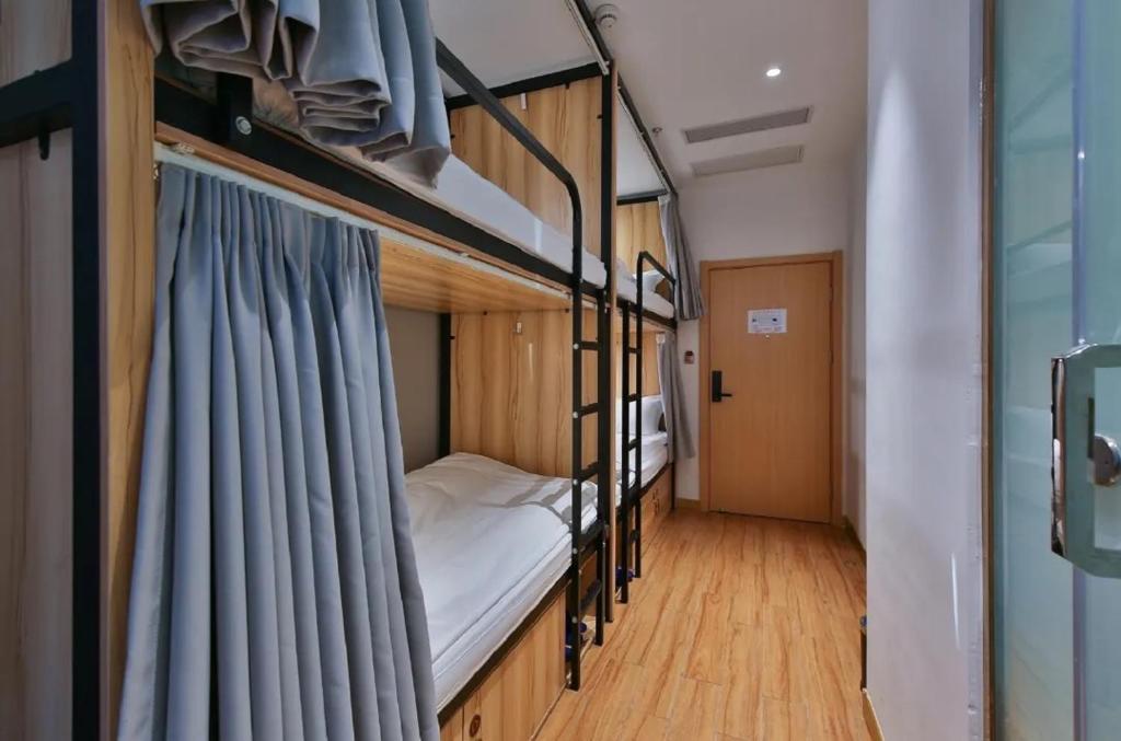 Postel nebo postele na pokoji v ubytování Shanghai Pengpai Art Youth Hotel