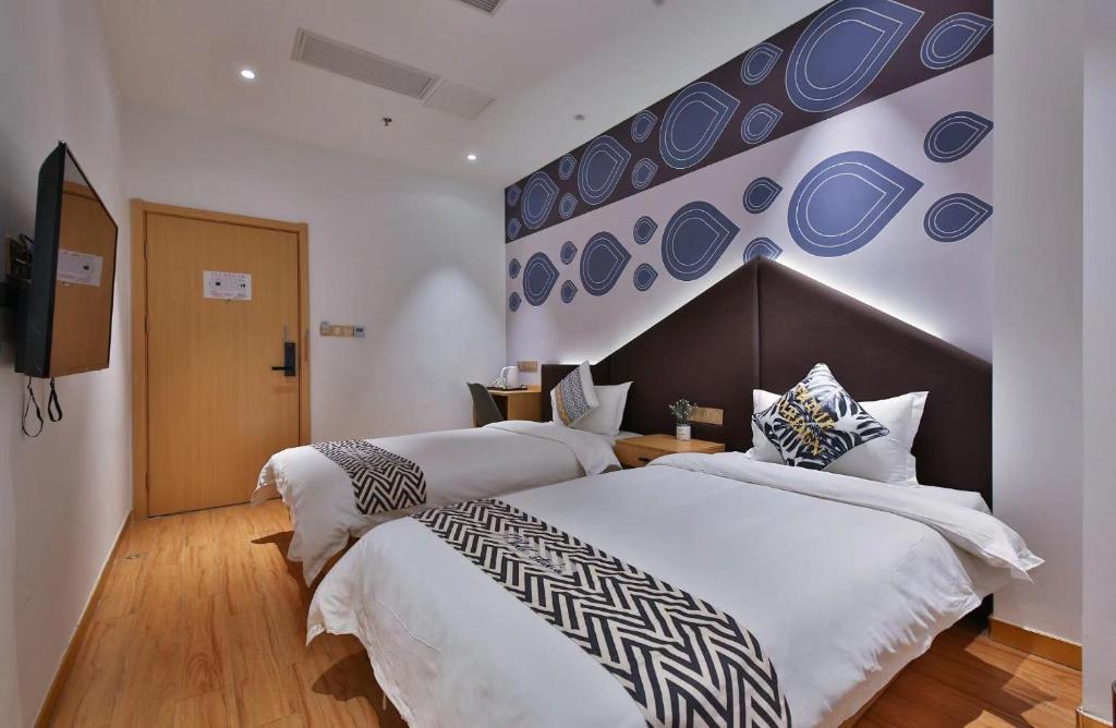 Postel nebo postele na pokoji v ubytování Shanghai Pengpai Art Youth Hotel