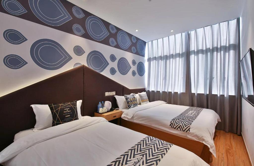 Postel nebo postele na pokoji v ubytování Shanghai Pengpai Art Youth Hotel