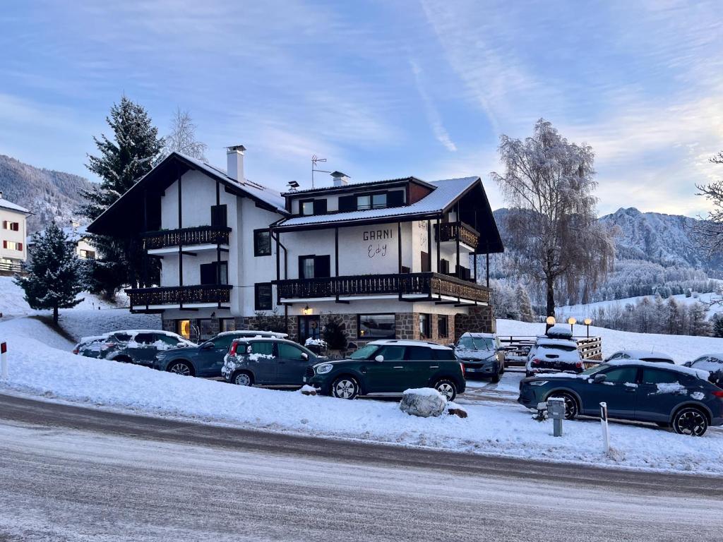 Nespecifikovaný výhled na hory nebo výhled na hory při pohledu z hotelu