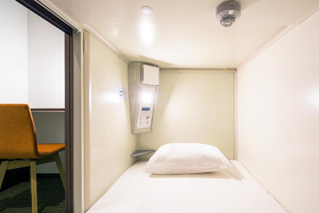 Postel nebo postele na pokoji v ubytování Capsule Hotel Cube Hiroshima