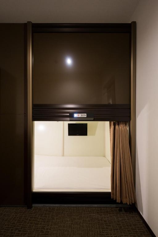 Postel nebo postele na pokoji v ubytování Capsule Hotel Cube Hiroshima