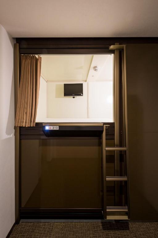 TV a/nebo společenská místnost v ubytování Capsule Hotel Cube Hiroshima