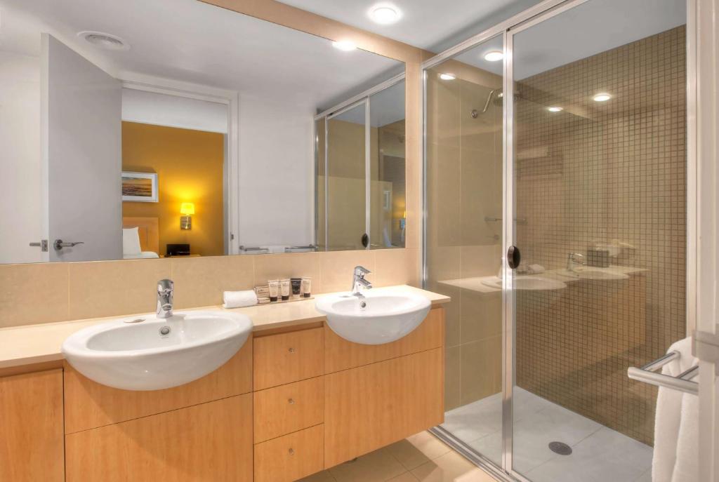 Koupelna v ubytování Ramada Hotel & Suites by Wyndham Ballina Byron