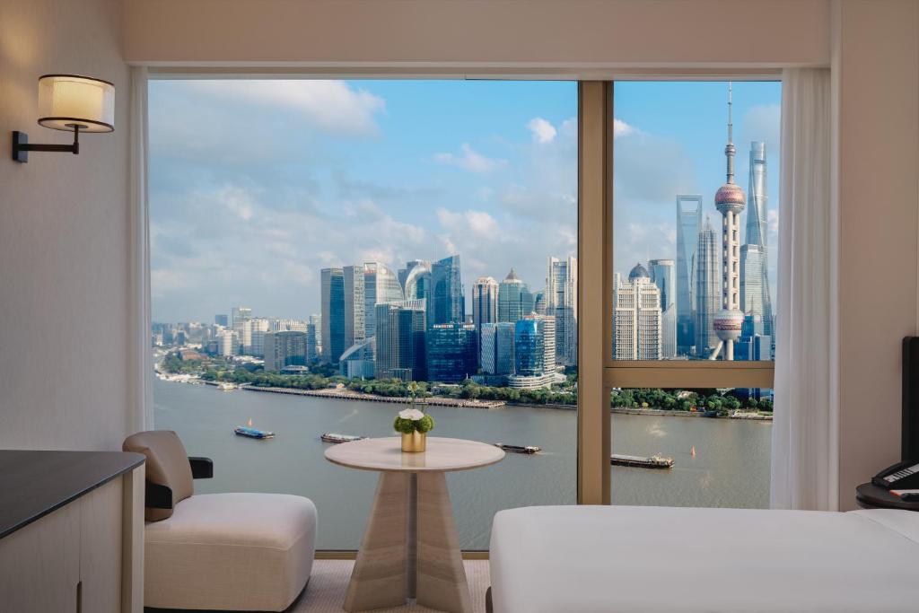 TV a/nebo společenská místnost v ubytování Hyatt on the Bund Shanghai - a Grand Hyatt hotel, most centrally located at HuangPu river banks in downtown