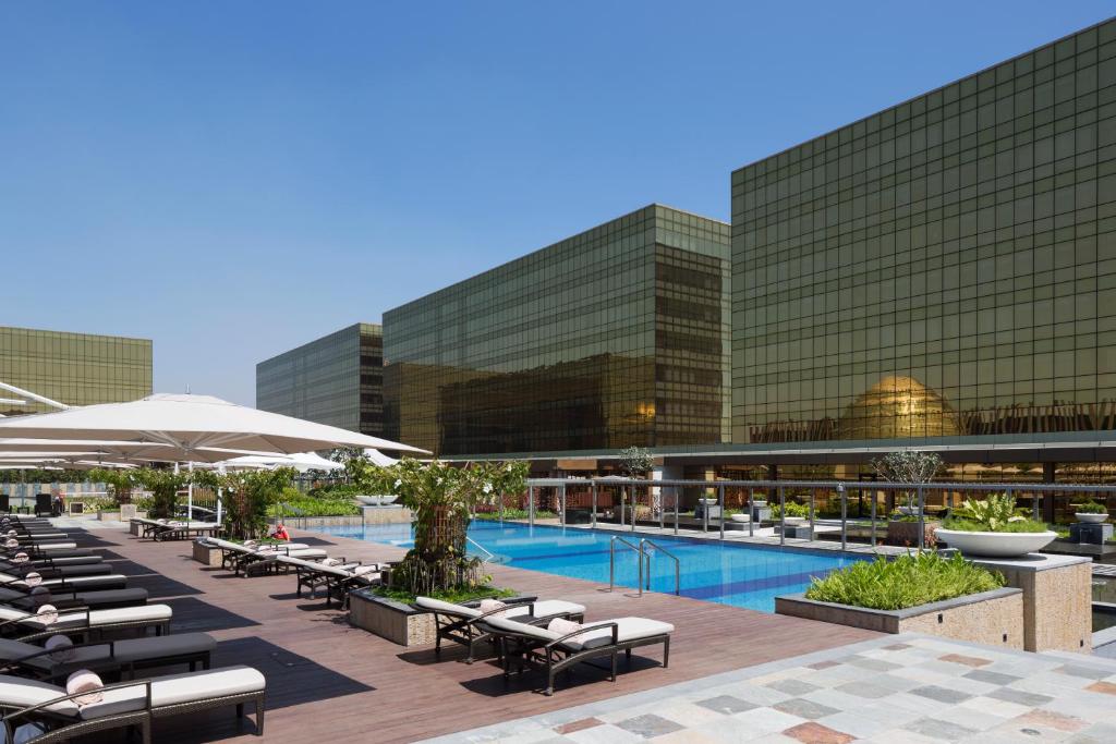 Bazén v ubytování City of Dreams - Nobu Hotel Manila nebo v jeho okolí