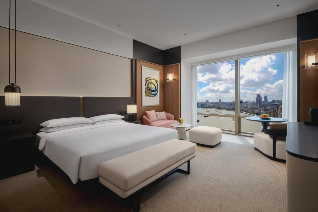 Postel nebo postele na pokoji v ubytování Hyatt on the Bund Shanghai - a Grand Hyatt hotel, most centrally located at HuangPu river banks in downtown