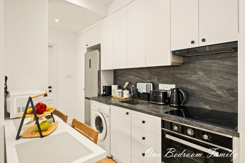 Kuchyň nebo kuchyňský kout v ubytování Lazuli Hermes Apartments