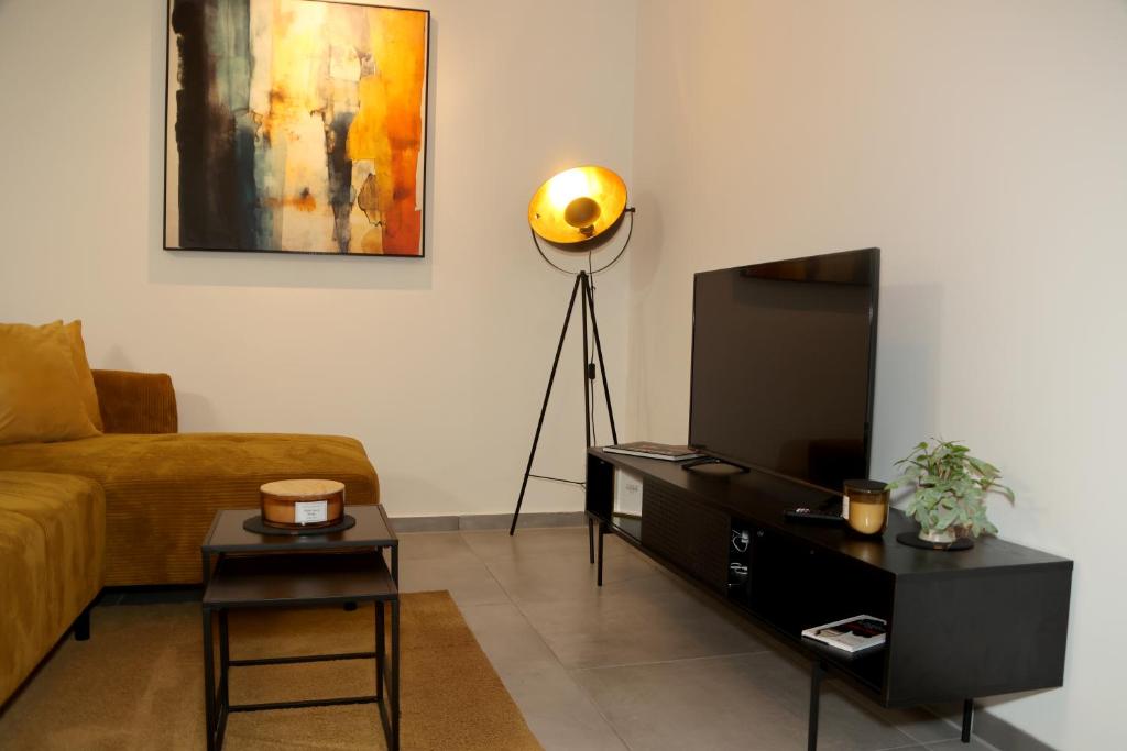 a living room with a couch and a television at TuaCasa - Gemütliches Souterrain Apartment in Lippstadt