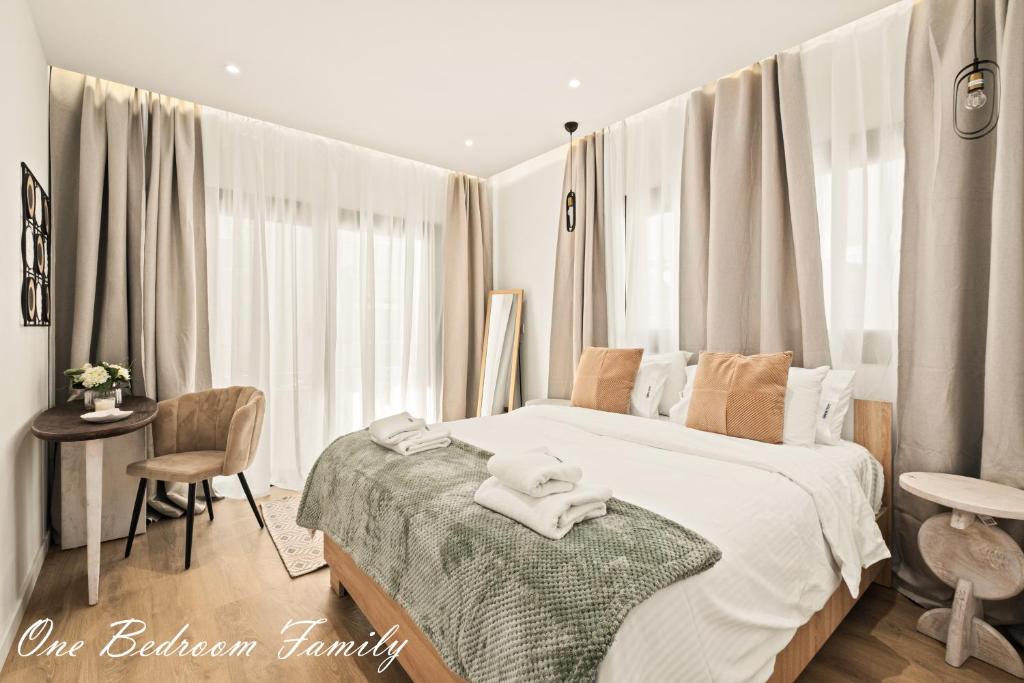 Postel nebo postele na pokoji v ubytování Lazuli Hermes Apartments
